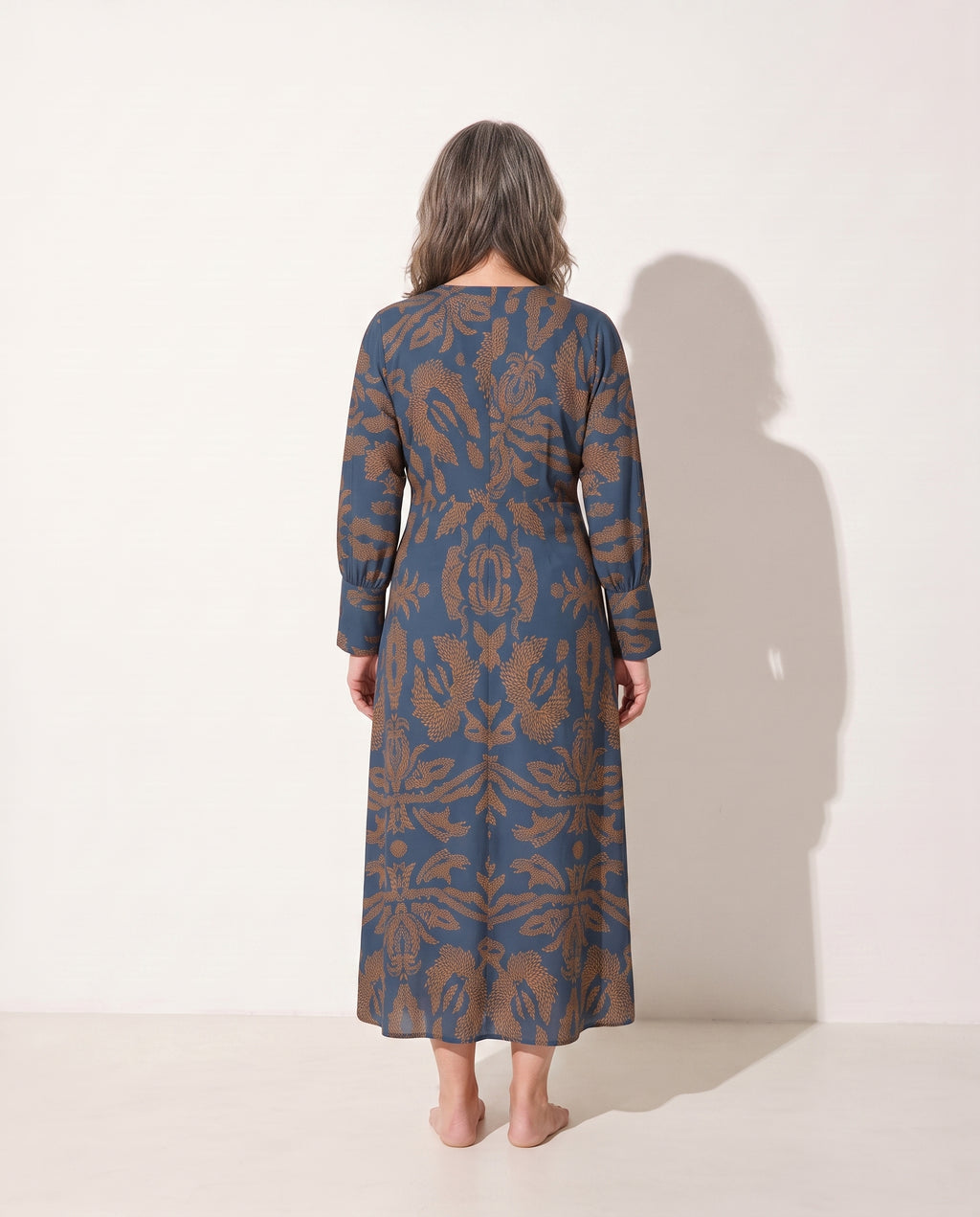Marguerite | Long Sleeve Wrap Midi Dress With Painterly Print — achterkant