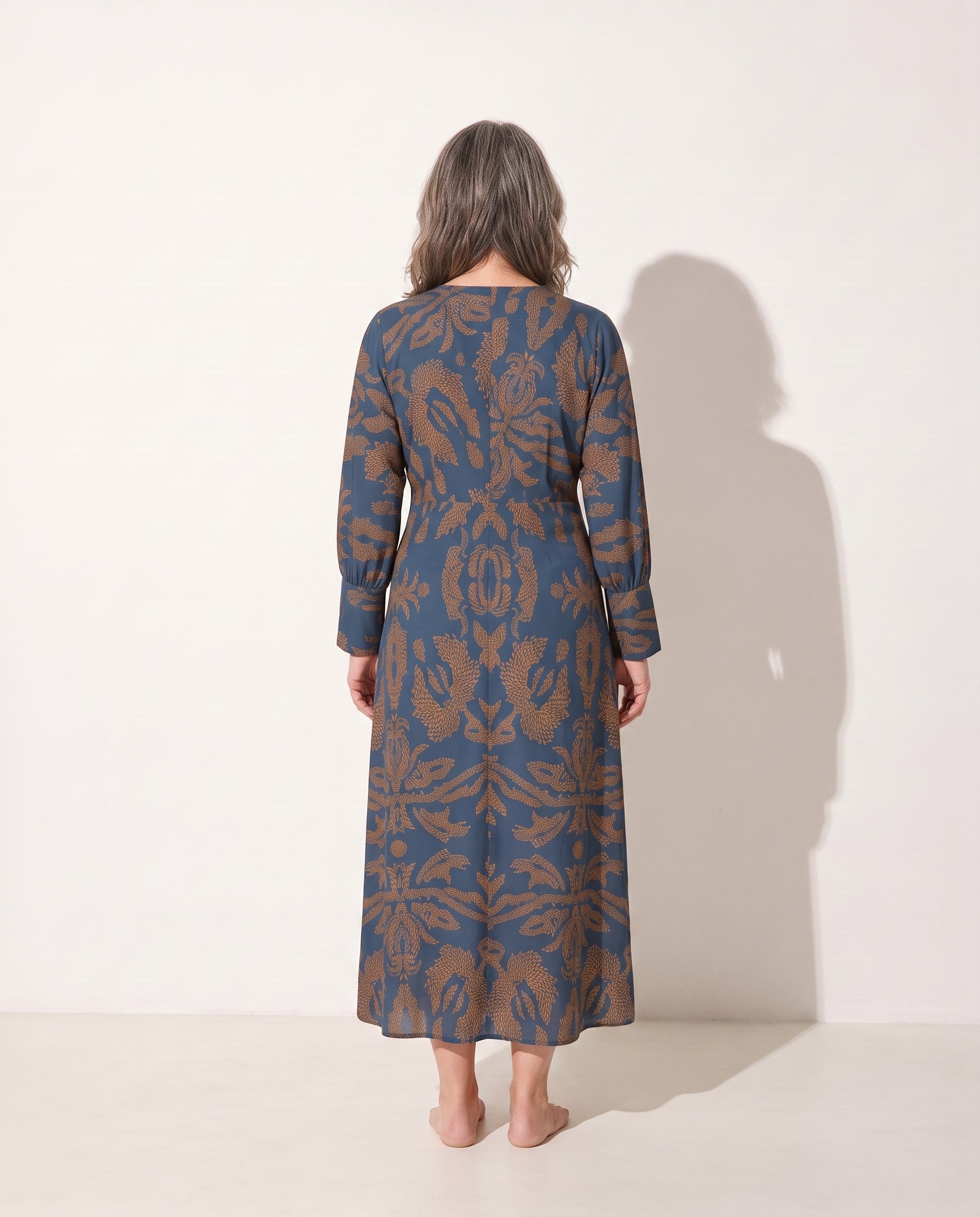 Marguerite | Long Sleeve Wrap Midi Dress With Painterly Print — achterkant