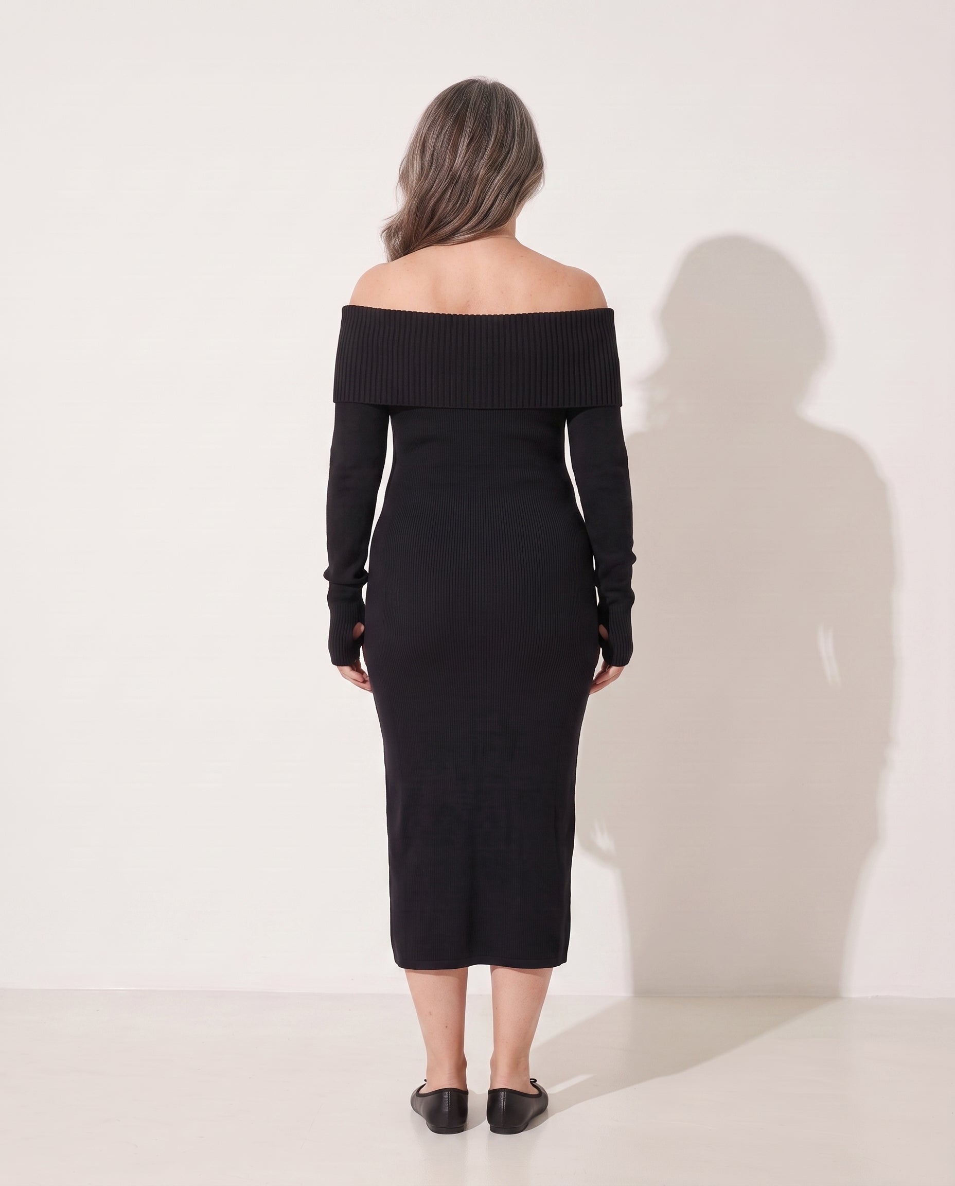 Lavinia | Ribbed Knitted Off Shoulder Maxi Dress — achterkant