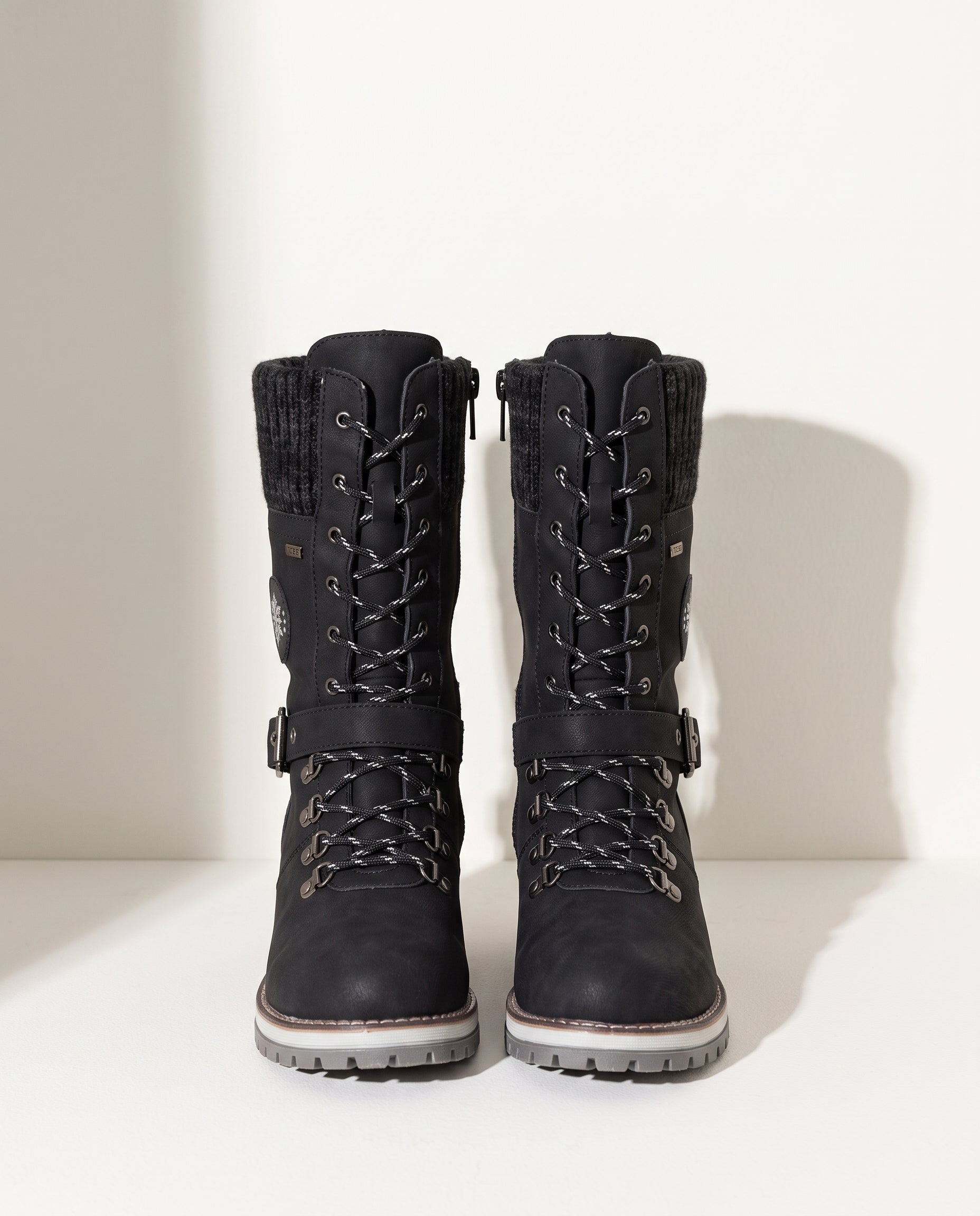 Cordelia | Black Leather Winter Snow Boots With Knit Cuff — voorkant