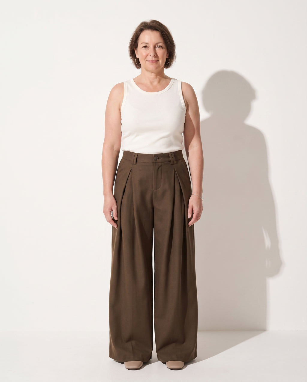 Rosalind | Camel Pleated High Waisted Wide Leg Tailored Satin Trousers — voorkant
