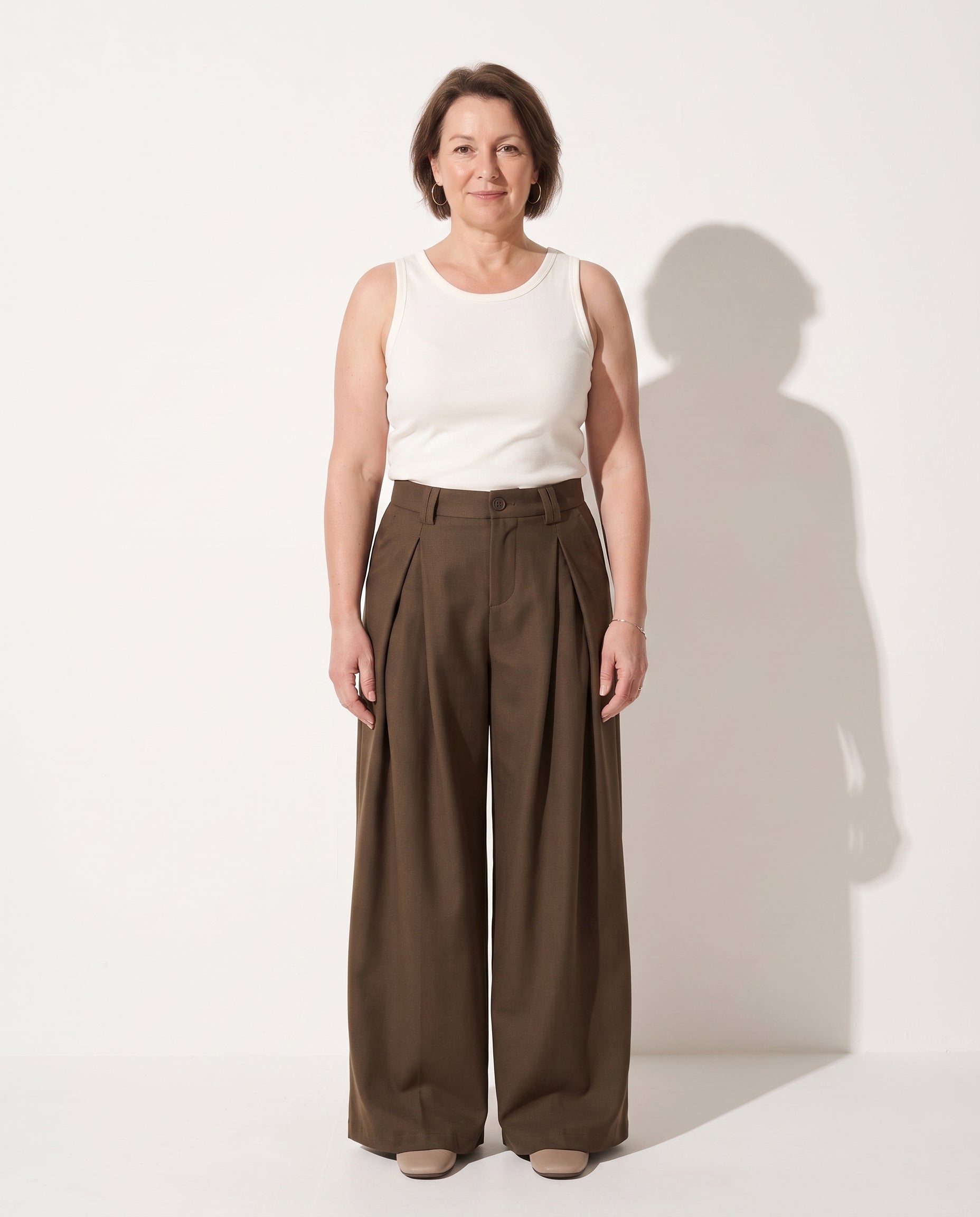 Rosalind | Camel Pleated High Waisted Wide Leg Tailored Satin Trousers — voorkant
