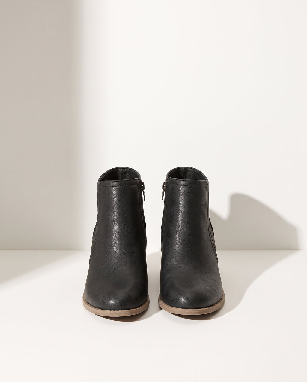 Ghislaine | Black Brown Leather Block Heel Ankle Boots — voorkant