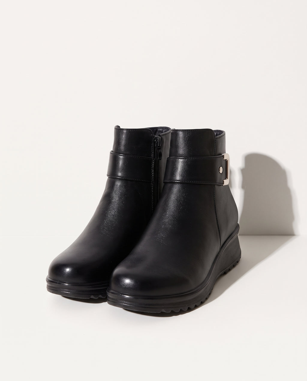 Thalia | Black Leather Low Heel Ankle Boots Flat — voorkant
