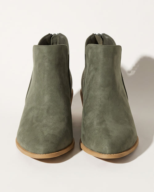 Arabella | Black Leather Low Heel Flat Ankle Boots — voorkant